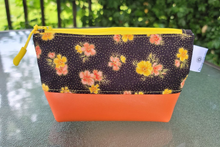 Load image into Gallery viewer, Flowers Two Tone Snack Bag
